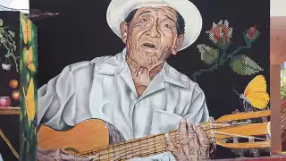 Con coloridos murales, rinden homenaje a personajes en Teabo