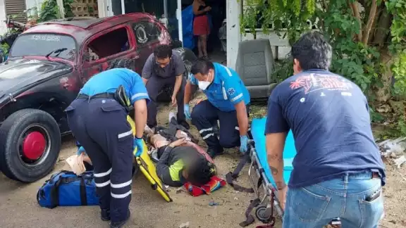 El empleado se encontraba en el segundo piso de una casa para llevar a cabo reparaciones, cuando topó con los cables de alta tensión El empleado se encontraba en el segundo piso de una casa para llevar a cabo reparaciones, cuando topó con los cables de alta tensión