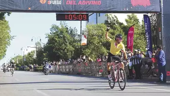 Una caída provocó que perdiera cerca de 5 minutos, pero esto no lo detuvo para conquistar la justa. Una caída provocó que perdiera cerca de 5 minutos, pero esto no lo detuvo para conquistar la justa.