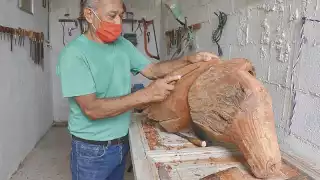 Don Jorge Guerra convierte trozos de árboles en obras de arte