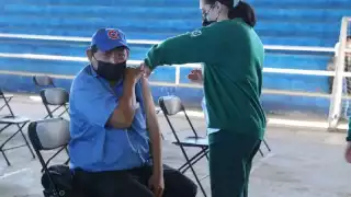 La tercera dosis ya se aplica par algunos adultos