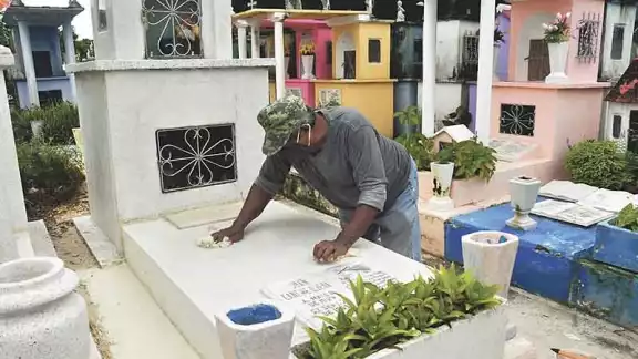 Su padre ya se encuentra ahí, por tal motivo la tumba se encontraba pintada de color azul. Foto: Por Esto!
