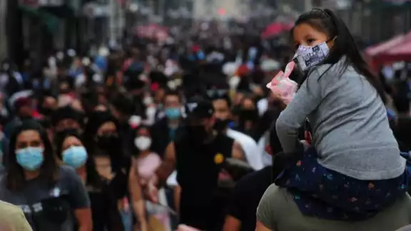 Los contagios de COVID-19 continúan al alza en México. Foto: Cuartoscuro
