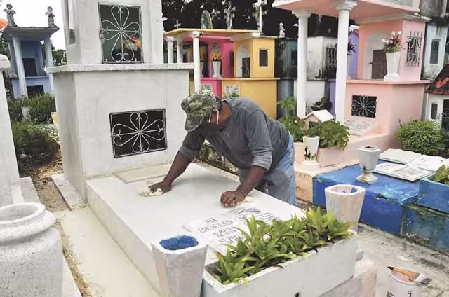 Su padre ya se encuentra ahí, por tal motivo la tumba se encontraba pintada de color azul. Foto: Por Esto!
