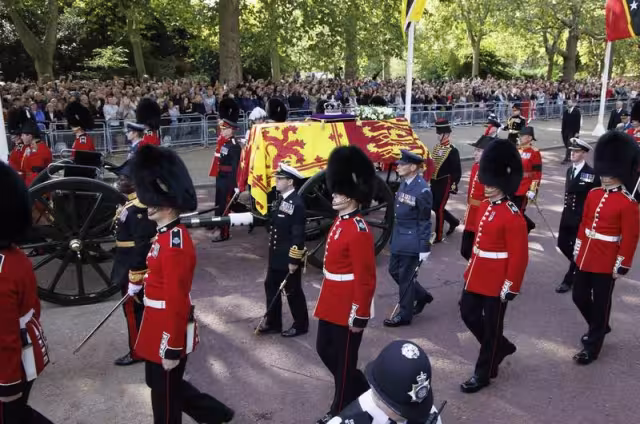 El féretro con los restos de la reina, fallecida el día 8, fue transportado desde el Salón de Westminster