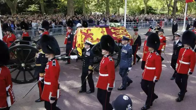El féretro con los restos de la reina, fallecida el día 8, fue transportado desde el Salón de Westminster