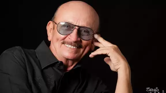 En su carrera profesional garro más de 20 discos y escribió más de 350 canciones En su carrera profesional garro más de 20 discos y escribió más de 350 canciones
