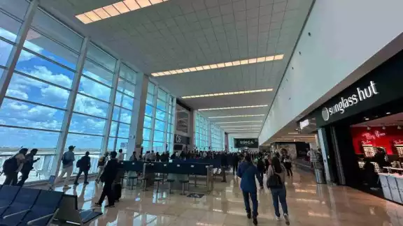 Paramédicos atendieron al pasajero al aterrizar en Mérida
