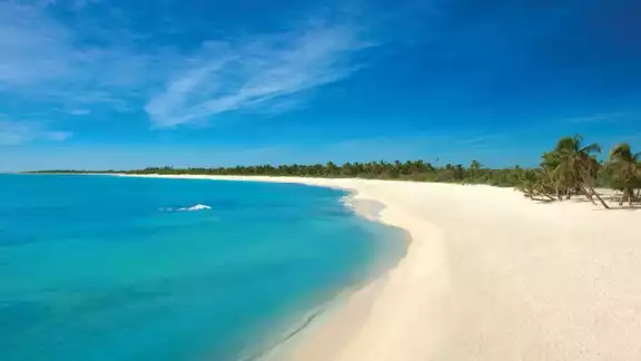 La belleza del mar azul en Bahía Petempich La belleza del mar azul en Bahía Petempich