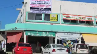 El ayuntamiento aprovecha los trámites de derechos de piso para que los locatarios firmen documentos que afectan sus concesiones