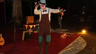 Jóvenes e infantes de todas las edades se desempeñan en las artes para ser estudiantes, maestros y agentes de paz.