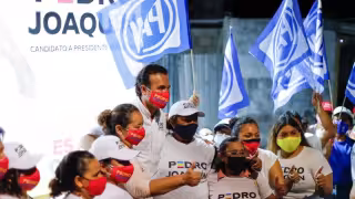 A Joaquín Delbouis lo que más le interesa es que su nombre y marca aparezcan en artículos que entrega a sus simpatizantes