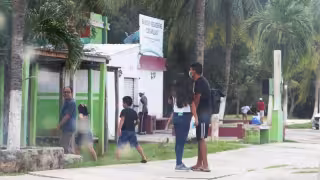 Chetumaleños acudieron a refrescarse por la tarde en la playa artificial