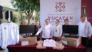 Joaquín Díaz Mena entrega equipo de cómputo y uniformes al personal de la Universidad Tecnológica Nacional en Yucatán