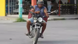 Los repartidores independientes de Chetumal reciben las solicitudes de servicio a través de la plataforma WhatsApp