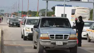 La revisión vehicular en el C4 generó largas filas de aproximadamente 100 vehículos, tanto para ingresar como para salir de Chetumal. Foto: Manuel Colli