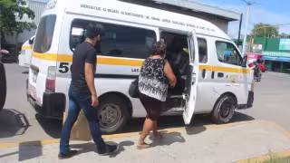 El costo de pasaje actual es de 7 pesos y la limitante, de sólo llevar 7 pasajeros y chofer, no permite sacar ni para gasolina. Foto: Manuel Collí