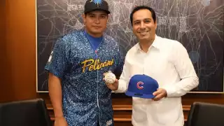 Mauricio Vila felicita al umanense  Manuel Rodríguez por ser el primer yucateco en las Ligas Mayores de Beisbol
