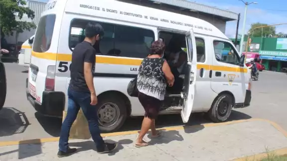 El costo de pasaje actual es de 7 pesos y la limitante, de sólo llevar 7 pasajeros y chofer, no permite sacar ni para gasolina. Foto: Manuel Collí