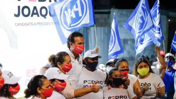 A Joaquín Delbouis lo que más le interesa es que su nombre y marca aparezcan en artículos que entrega a sus simpatizantes