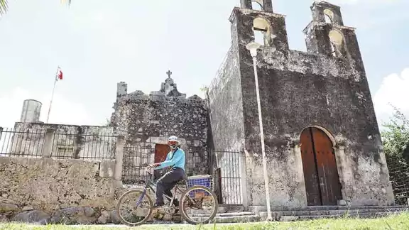 El párroco Luis Sansores fue el último en oficiar una misa en esta iglesia. Foto: Martín Zetina El párroco Luis Sansores fue el último en oficiar una misa en esta iglesia. Foto: Martín Zetina