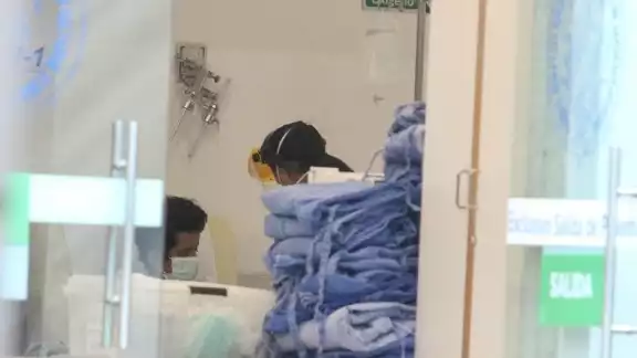 El gobierno gastó 55 % más del presupuesto, pero no hubo más insumos para hospitales