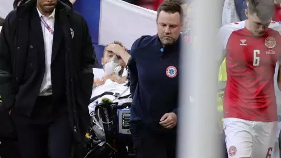Eriksen es transportado fuera del estadio Eriksen es transportado fuera del estadio