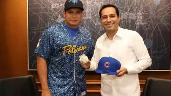 Mauricio Vila felicita al umanense Manuel Rodríguez por ser el primer yucateco en las Ligas Mayores de Beisbol Mauricio Vila felicita al umanense Manuel Rodríguez por ser el primer yucateco en las Ligas Mayores de Beisbol