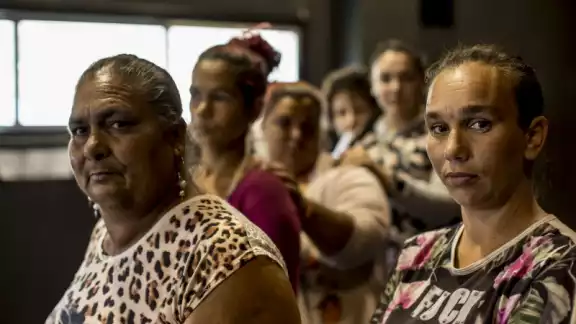 Es importante comprender la racialización únicamente como una categoría que nos permite entender nuestro
lugar en una jerarquía definida por el sistema racista y encontrar las formas de resistencia más adecuadas Es importante comprender la racialización únicamente como una categoría que nos permite entender nuestro
lugar en una jerarquía definida por el sistema racista y encontrar las formas de resistencia más adecuadas