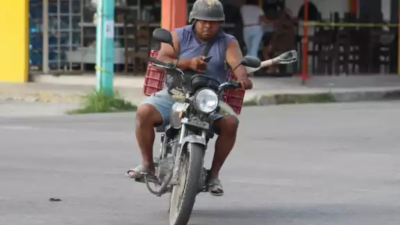 Los repartidores independientes de Chetumal reciben las solicitudes de servicio a través de la plataforma WhatsApp Los repartidores independientes de Chetumal reciben las solicitudes de servicio a través de la plataforma WhatsApp