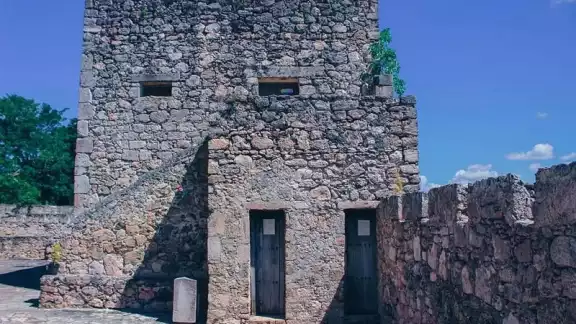 El inmueble muestra cuarteaduras en sus murallas y las iguanas se han apoderado de las mismas El inmueble muestra cuarteaduras en sus murallas y las iguanas se han apoderado de las mismas
