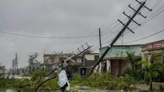 Las autoridades de la isla, con aproximadamente 11 millones de habitantes, trabajan ya en labores de reabastecimiento. Las autoridades de la isla, con aproximadamente 11 millones de habitantes, trabajan ya en labores de reabastecimiento.