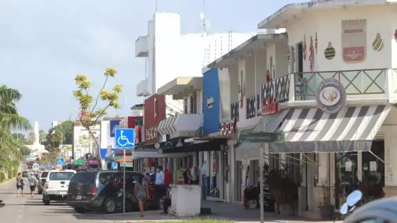 Avenida de Los Héroes pasó de la época dorada de la fayuca a la de crisis por grandes cadenas Avenida de Los Héroes pasó de la época dorada de la fayuca a la de crisis por grandes cadenas