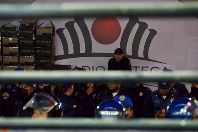 Durante el arresto se les aseguró 22 boletos aparentemente falsificados