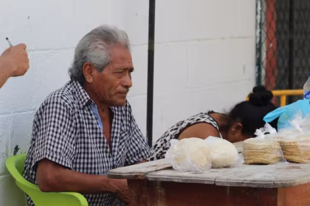 La competencia para vender pozol aumentó, ya que las personas desempleadas retoman la actividad