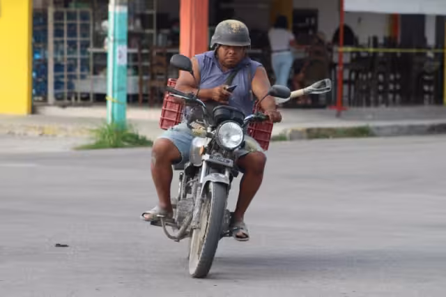 Los repartidores independientes de Chetumal reciben las solicitudes de servicio a través de la plataforma WhatsApp