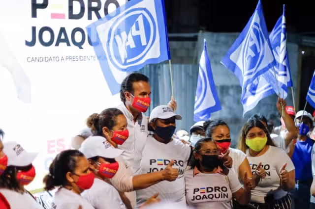 A Joaquín Delbouis lo que más le interesa es que su nombre y marca aparezcan en artículos que entrega a sus simpatizantes