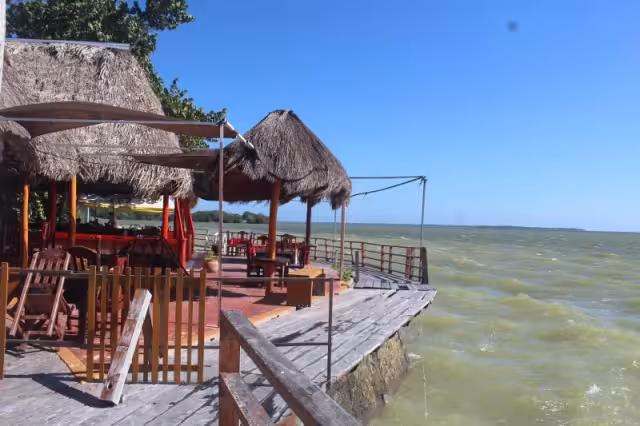 Trabajadores de Sedatu realizan trabajos de topografía en Calderitas