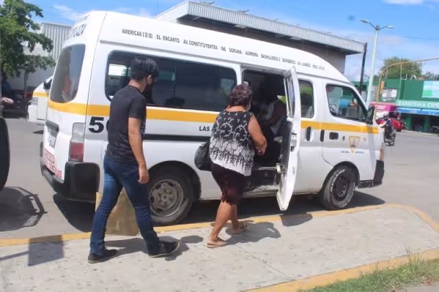 El costo de pasaje actual es de 7 pesos y la limitante, de sólo llevar 7 pasajeros y chofer, no permite sacar ni para gasolina. Foto: Manuel Collí