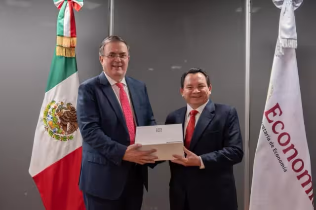 Joaquín Díaz Mena y Marcelo Ebrard revisan inversiones por más de 111 mil millones de pesos en Yucatán.