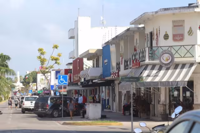 Avenida de Los Héroes pasó de la época dorada de la fayuca a la de crisis por grandes cadenas