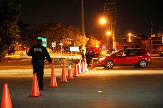 Durante la restricción de la movilidad se detuvo a 95 automovilistas que, además de transitar en horario no permitido, lo hacían bajo los efectos del alcohol