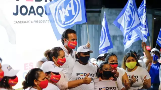 A Joaquín Delbouis lo que más le interesa es que su nombre y marca aparezcan en artículos que entrega a sus simpatizantes