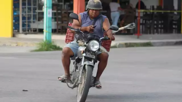 Los repartidores independientes de Chetumal reciben las solicitudes de servicio a través de la plataforma WhatsApp