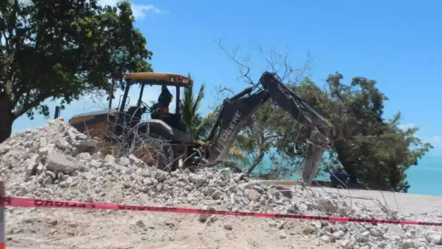 Se requiere es la reconstrucción total de las playas artificiales, porque las condiciones actuales son de total peligro para los visitantes