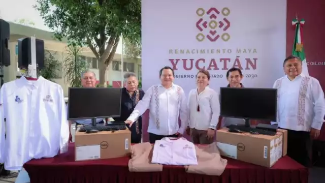 Joaquín Díaz Mena entrega equipo de cómputo y uniformes al personal administrativo de la UPN