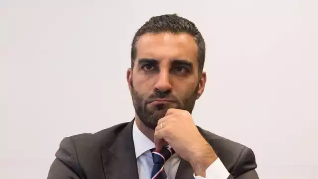 El video fue grabado por cámaras de seguridad del edificio donde habitan y se puede ver a Levy golpeando de manera constante la puerta de la afectada