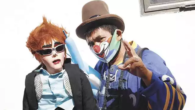 Pese a COVID-19, el payaso 'Pastelito' sigue repartiendo alegría en Mérida