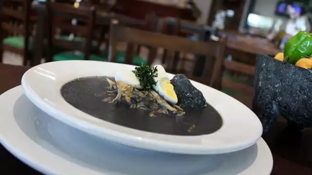 El relleno negro es un platillo basado en pavo, carne de cerdo y mezcla de chiles