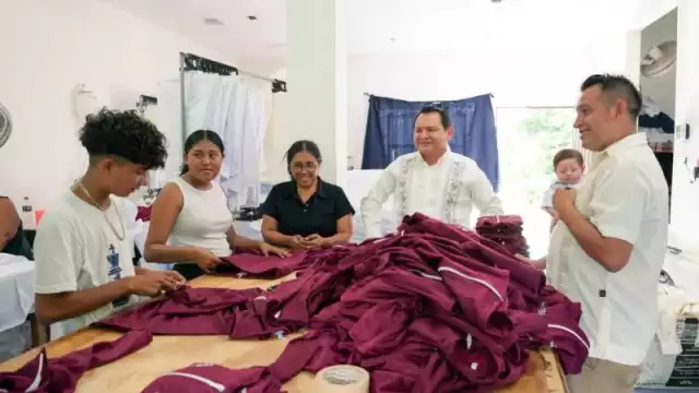 Tekit viste de orgullo a Yucatán con uniformes de "Bienestar en tu Escuela"